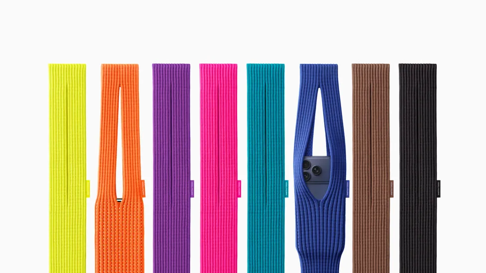 La calza porta iPhone di Issey Miyake è già esaurita in tutto il mondo