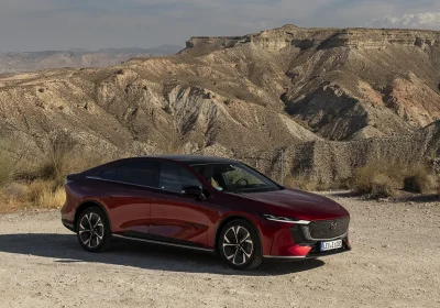 Mazda 6e, la berlina elettrica che sposa la filosofia del vuoto
