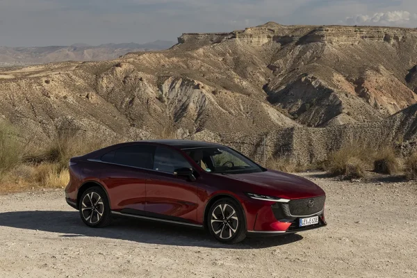 Mazda 6e, la berlina elettrica che sposa la filosofia del vuoto