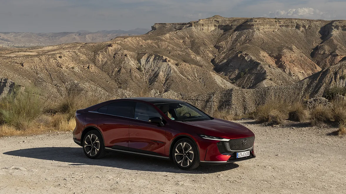 Mazda 6e, la berlina elettrica che sposa la filosofia del vuoto