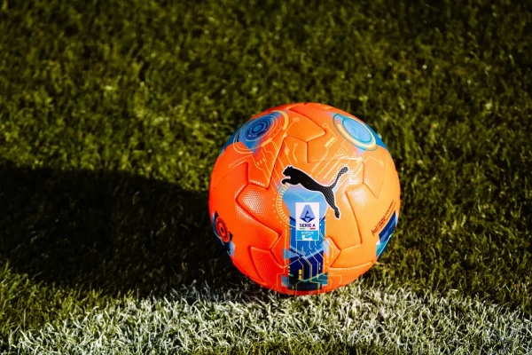 Pallone Serie A, debutta il nuovo modello (arancione) per le partite invernali