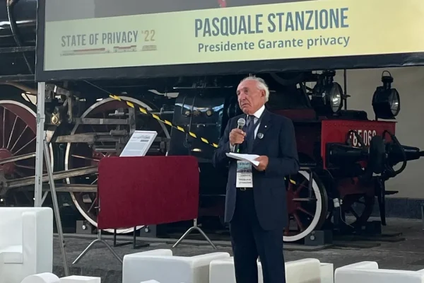 Garante della privacy, i lavoratori hanno chiesto al collegio di dimettersi. Lascia il segretario generale