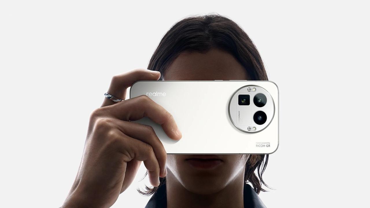 realme GT 8 Pro: in Italia a dicembre con Snapdragon 8 Elite Gen 5 e batteria da 7000 mAh