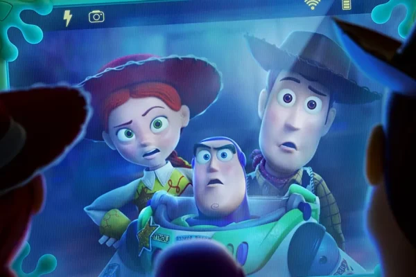 Buzz e Woody tornano (terrorizzati) nel teaser trailer di Toy Story 5 e la loro paura è un po’ anche la nostra