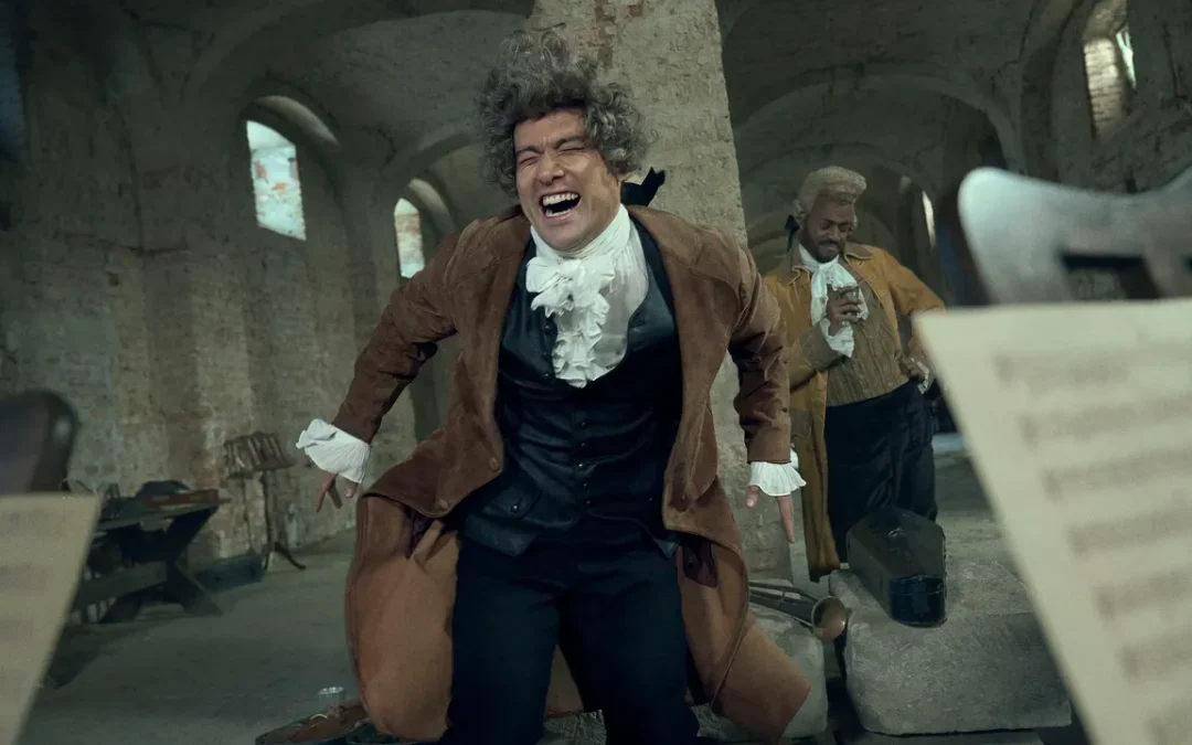 Amadeus è un biopic di piacevole intrattenimento, ma impallidisce in confronto al cult del 1984