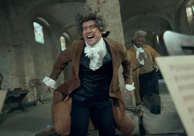 Amadeus è un biopic di piacevole intrattenimento, ma impallidisce in confronto al cult del 1984