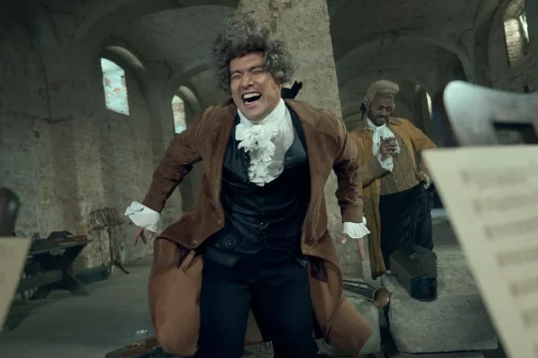 Amadeus è un biopic di piacevole intrattenimento, ma impallidisce in confronto al cult del 1984