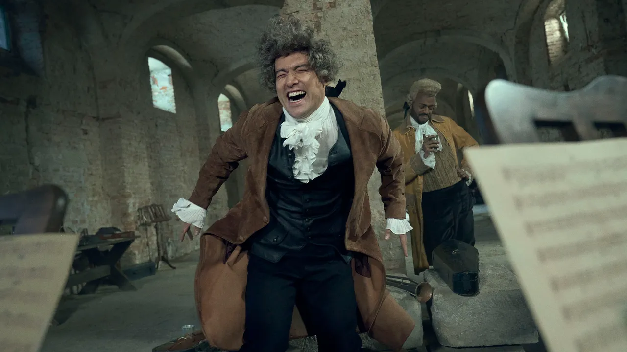 Amadeus è un biopic di piacevole intrattenimento, ma impallidisce in confronto al cult del 1984