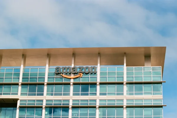 Amazon ha tagliato le commissioni ai venditori europei per contrastare l’avanzata di Shein e Temu