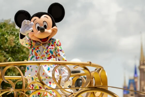 Disney sbarca su Sora dopo l’accordo miliardario con OpenAI, si potranno generare video con Topolino, Iron Man Darth Vader