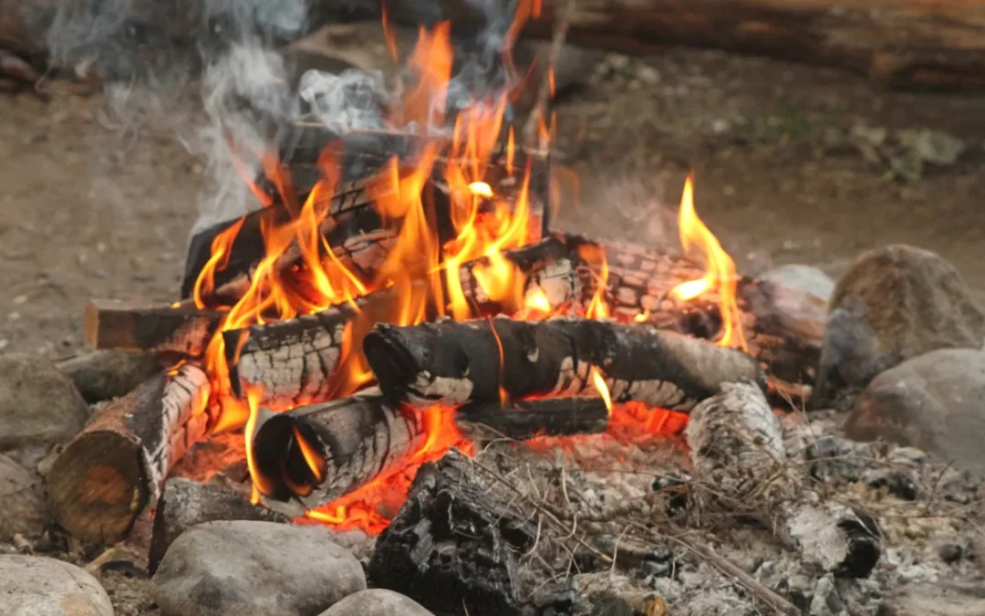 L’essere umano ha imparato a creare il fuoco 350 mila anni prima di quanto credessimo finora, la scoperta in Inghilterra