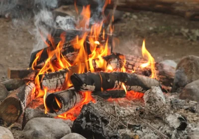 L’essere umano ha imparato a creare il fuoco 350 mila anni prima di quanto credessimo finora, la scoperta in Inghilterra