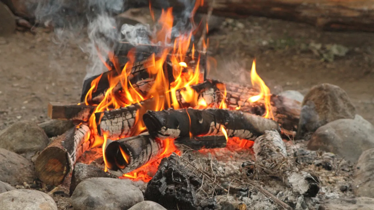 L’essere umano ha imparato a creare il fuoco 350 mila anni prima di quanto credessimo finora, la scoperta in Inghilterra