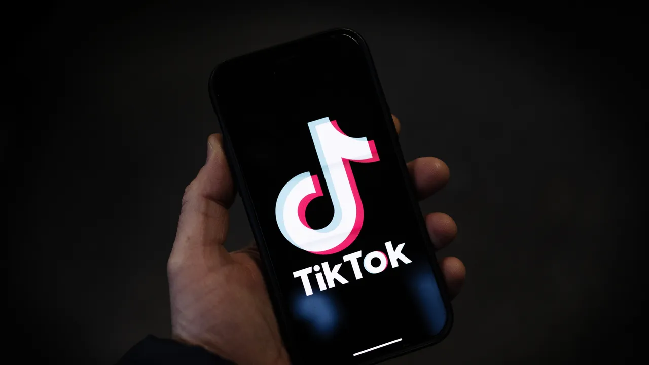 TikTok e intelligenza artificiale: come funziona davvero la moderazione nel 2025