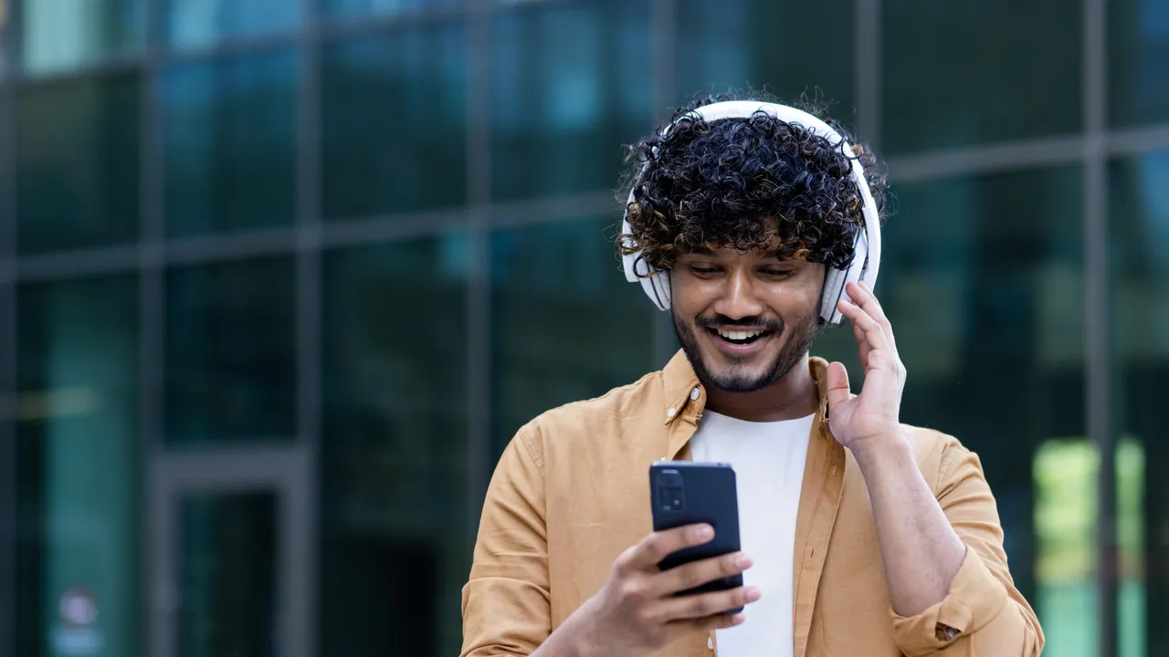 Migliori podcast usciti nel 2025, cosa ascoltare a fine anno tra true crime, talk e attualità