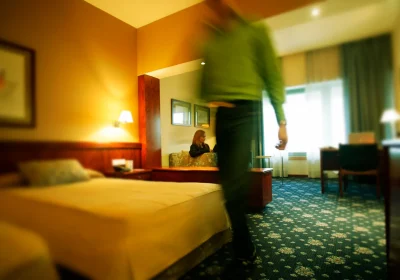 Telecamere nascoste? Come proteggere la propria privacy in hotel, b&b e Airbnb