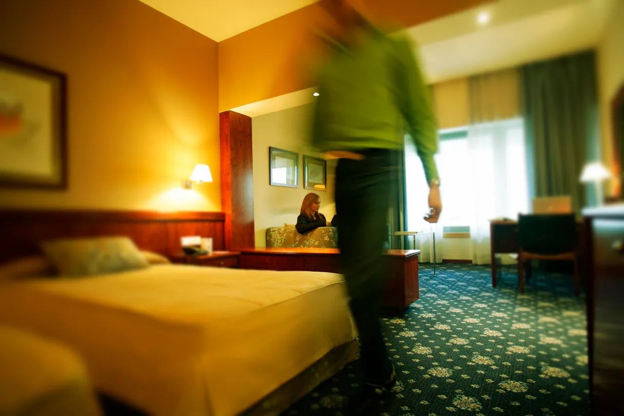 Telecamere nascoste? Come proteggere la propria privacy in hotel, b&b e Airbnb