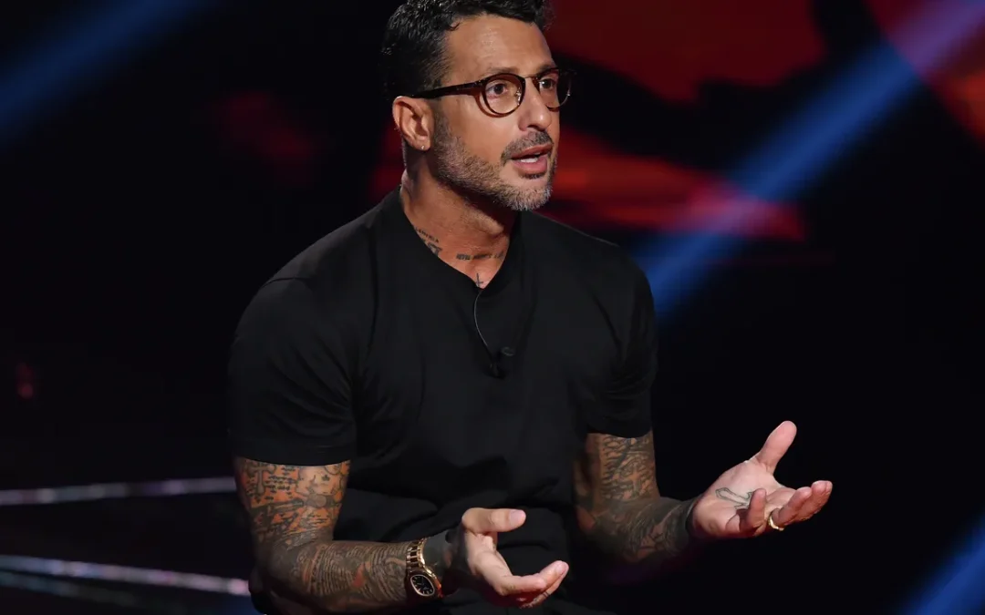 La docuserie su Fabrizio Corona conferma che non c’è niente di più redditizio della nostra ossessione per gli idoli negativi