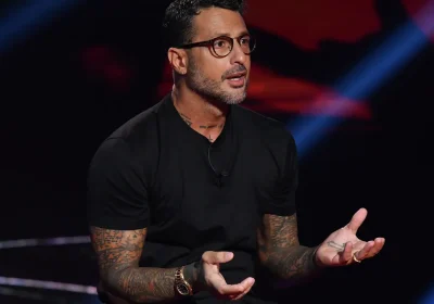 La docuserie su Fabrizio Corona conferma che non c’è niente di più redditizio della nostra ossessione per gli idoli negativi