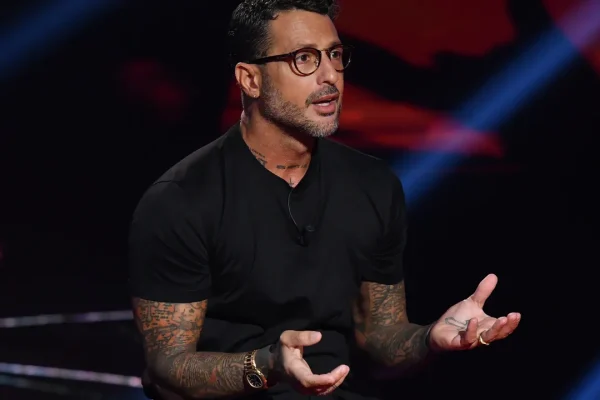 La docuserie su Fabrizio Corona conferma che non c’è niente di più redditizio della nostra ossessione per gli idoli negativi