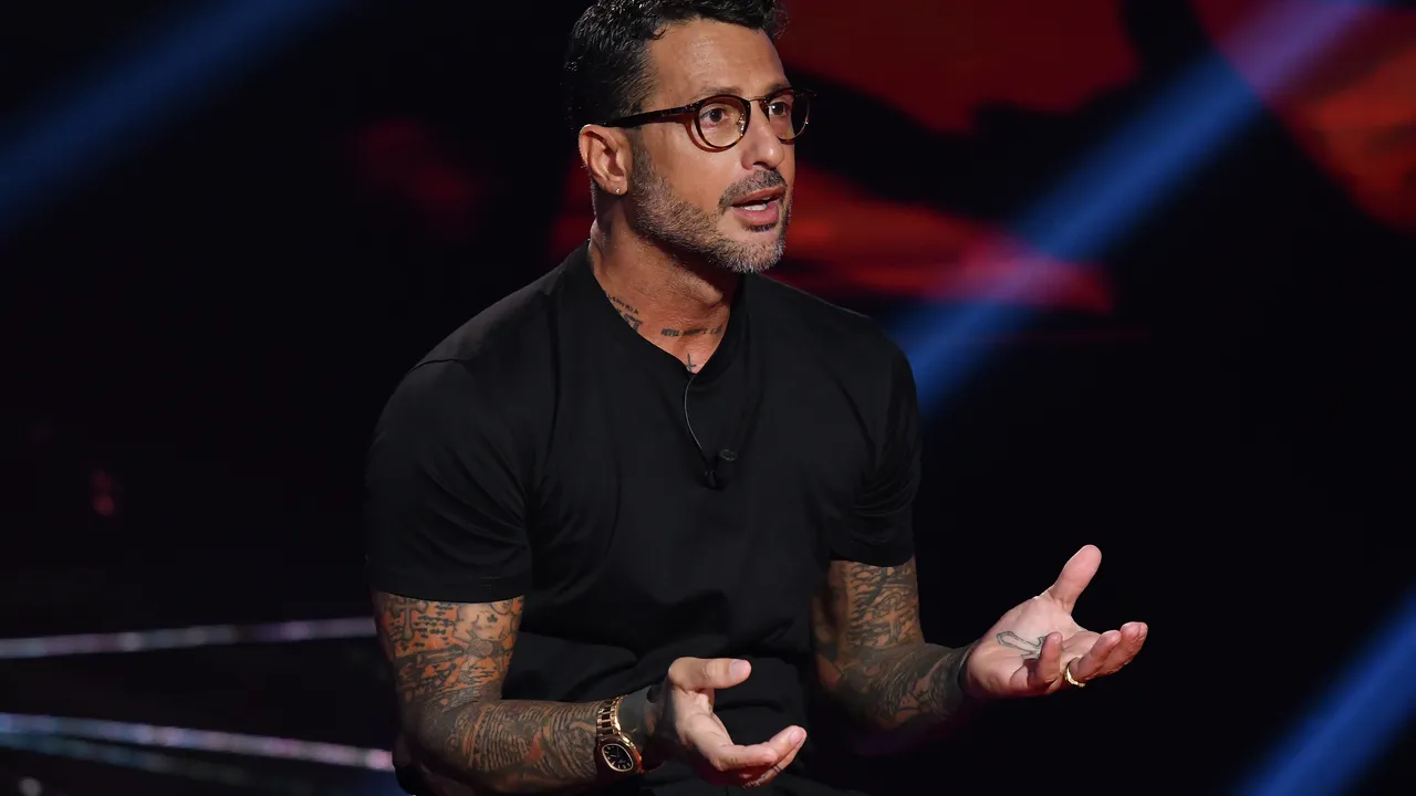 La docuserie su Fabrizio Corona conferma che non c’è niente di più redditizio della nostra ossessione per gli idoli negativi