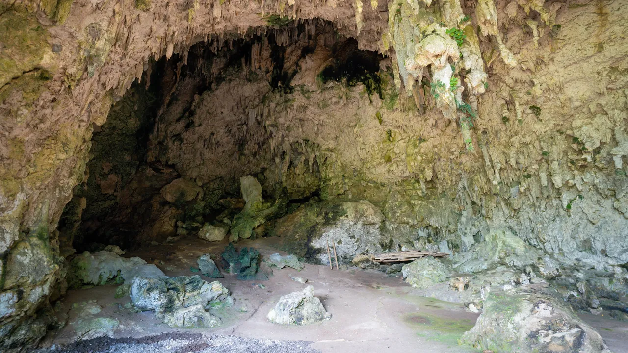 Gli hobbit indonesiani, che rimangono ancora un grande mistero, si sarebbero estinti per colpa della siccità e dell’Homo sapiens