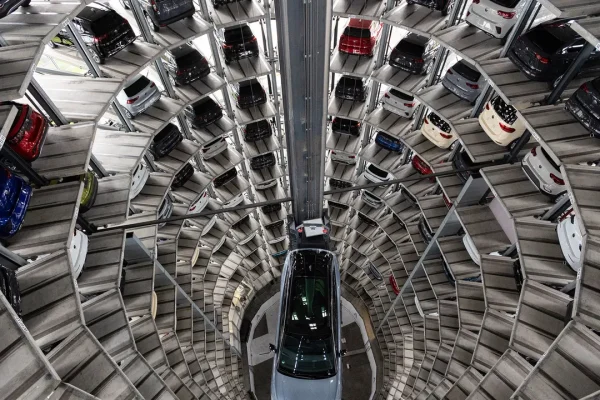 Stiamo davvero scendendo dall’auto elettrica? Le reazioni alla nuova proposta sul pacchetto automotive che guarda al 2035