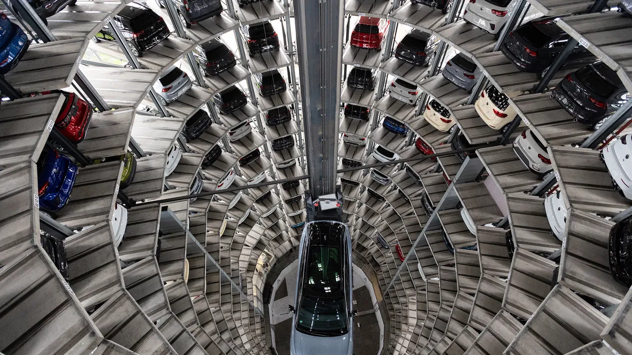 Stiamo davvero scendendo dall’auto elettrica? Le reazioni alla nuova proposta sul pacchetto automotive che guarda al 2035