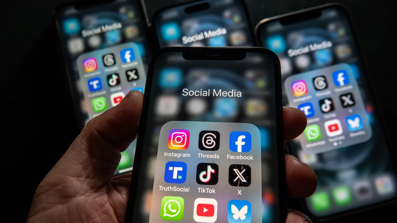 Social network vietati ai minori di 16 anni, in Australia entra in vigore la prima legge al mondo (con molti dubbi)