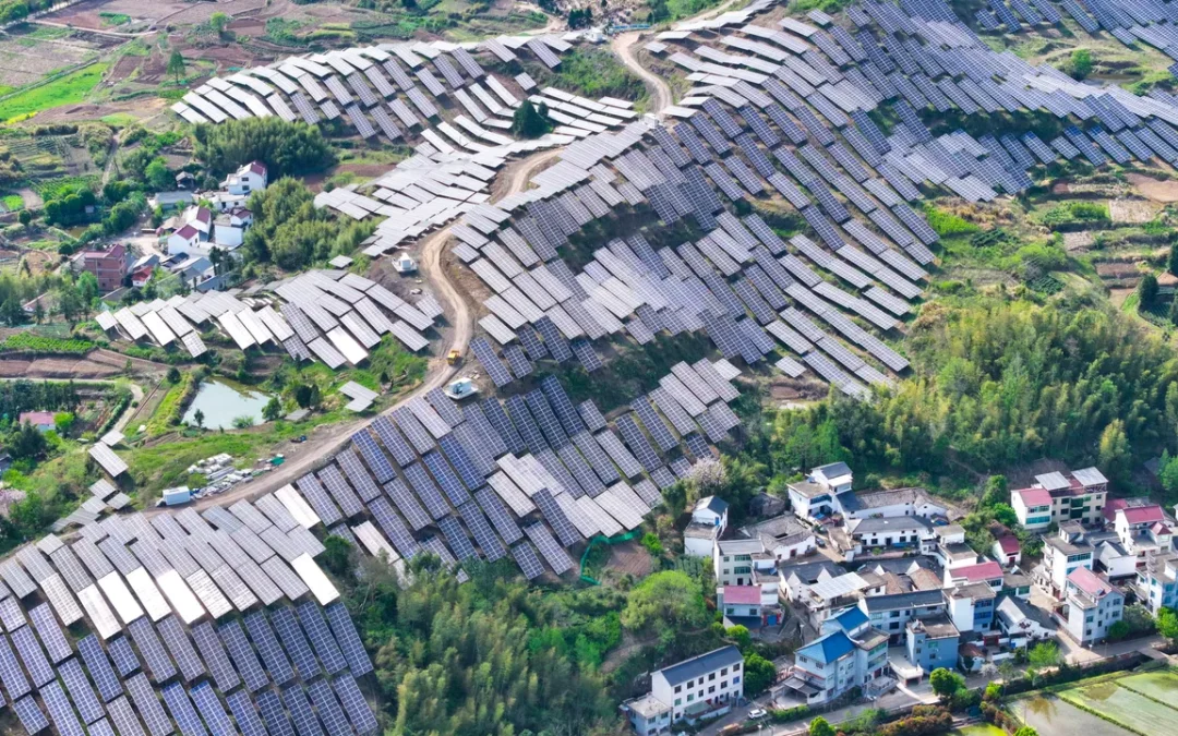 Cosa c’è di vero nei video che mostrano pannelli solari ricoprire intere colline e montagne cinesi