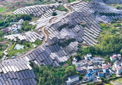 Cosa c’è di vero nei video che mostrano pannelli solari ricoprire intere colline e montagne cinesi