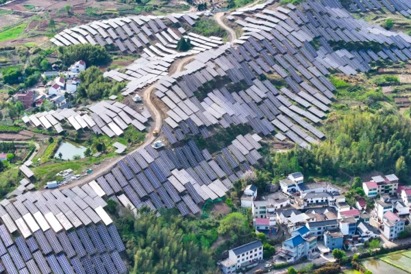 Cosa c’è di vero nei video che mostrano pannelli solari ricoprire intere colline e montagne cinesi