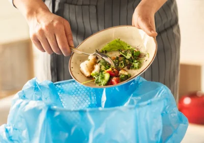Sprechi alimentari, sei punti da cui ripartire per imparare a ridurre il cibo che finisce nella spazzatura