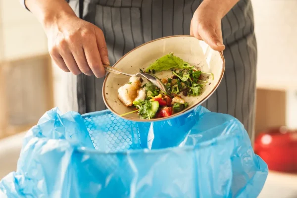 Sprechi alimentari, sei punti da cui ripartire per imparare a ridurre il cibo che finisce nella spazzatura