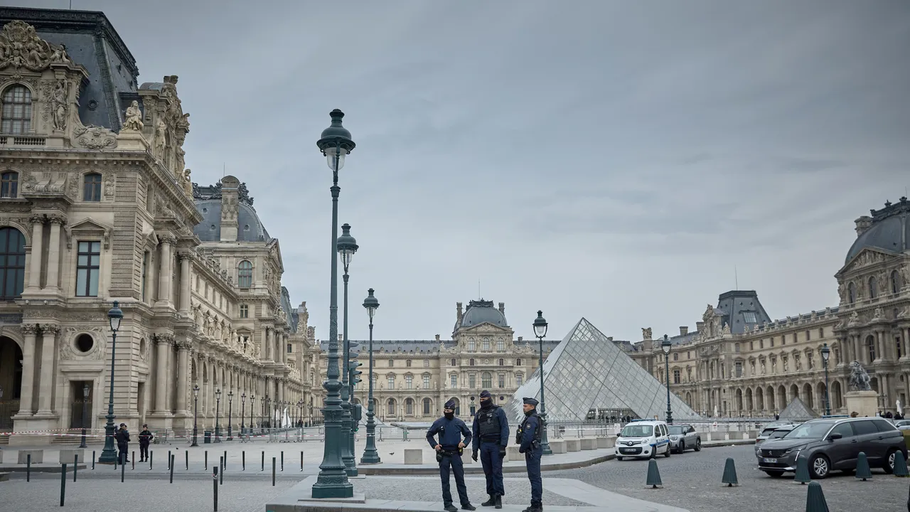 Il 2025 non è stato l’anno del Louvre, tra furti, scioperi e ora persino allagamenti