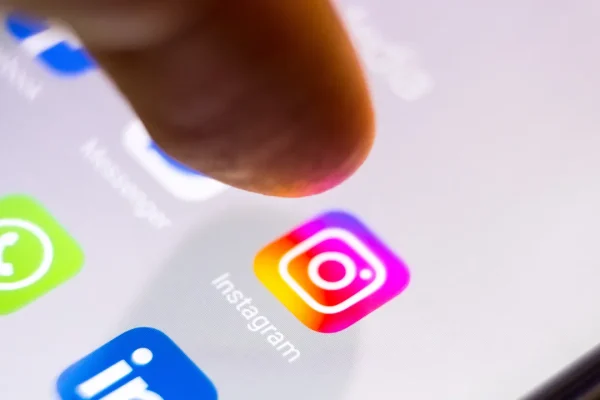 Instagram, gli account dei teenager avranno filtri più severi su contenuti, ricerche e messaggi privati