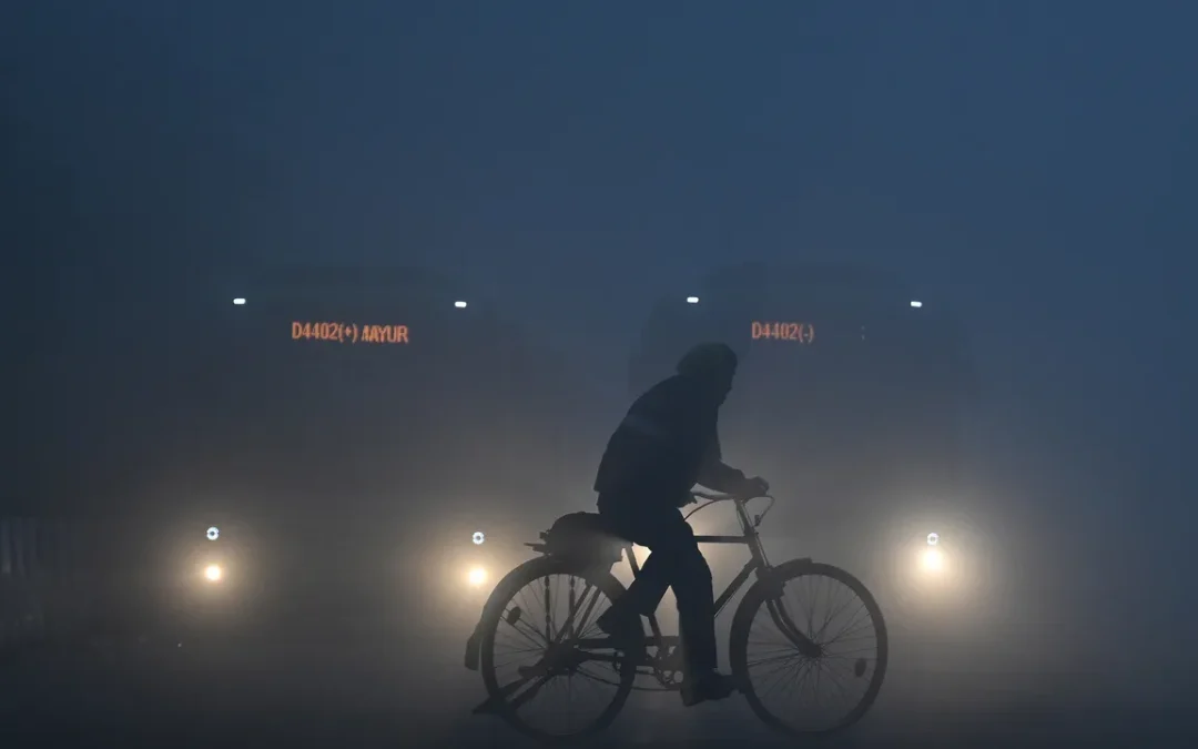 Inquinamento in India, una densa coltre di smog soffoca Delhi e i suoi 30 milioni di abitanti: è l’apocalisse sanitaria
