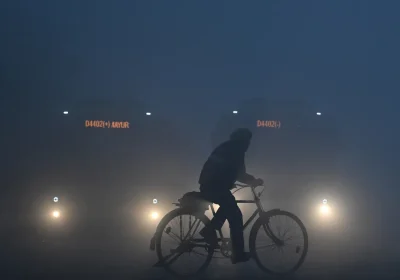 Inquinamento in India, una densa coltre di smog soffoca Delhi e i suoi 30 milioni di abitanti: è l’apocalisse sanitaria