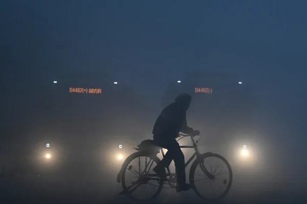 Inquinamento in India, una densa coltre di smog soffoca Delhi e i suoi 30 milioni di abitanti: è l’apocalisse sanitaria