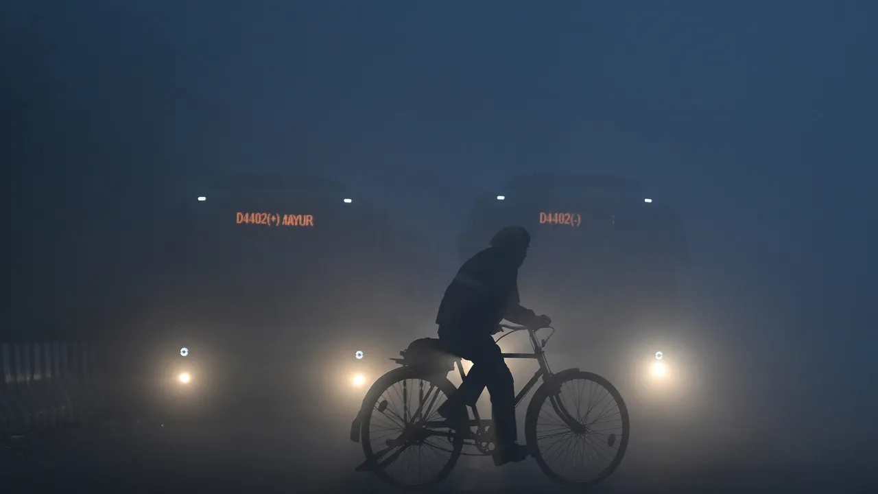 Inquinamento in India, una densa coltre di smog soffoca Delhi e i suoi 30 milioni di abitanti: è l’apocalisse sanitaria