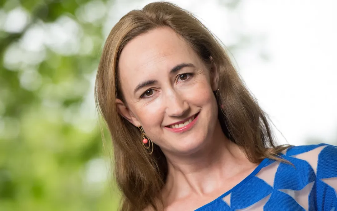 Addio a Sophie Kinsella, la scrittrice che finalmente ci ha fatto accettare il nostro bisogno di leggerezza