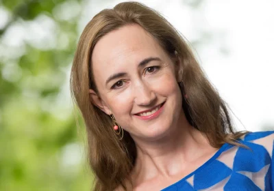Addio a Sophie Kinsella, la scrittrice che finalmente ci ha fatto accettare il nostro bisogno di leggerezza