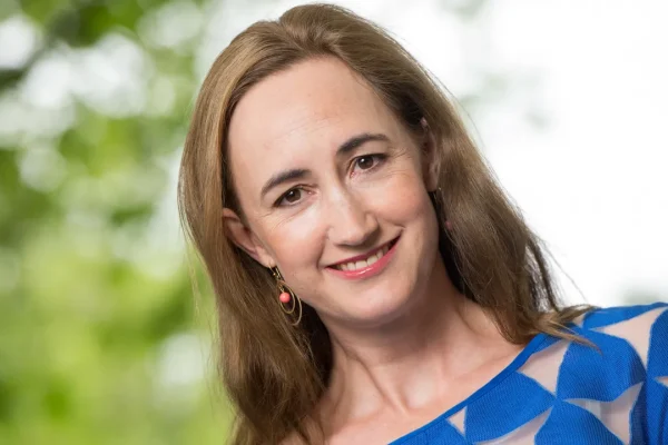 Addio a Sophie Kinsella, la scrittrice che finalmente ci ha fatto accettare il nostro bisogno di leggerezza