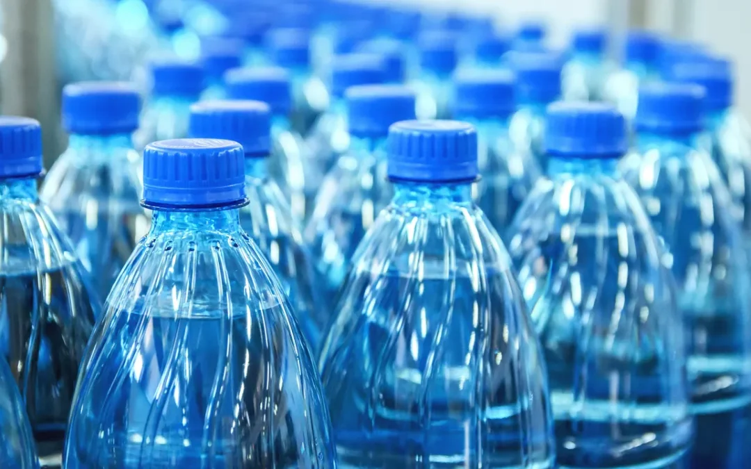 Ci sono 90mila buone ragioni per non bere più dalle bottiglie di plastica