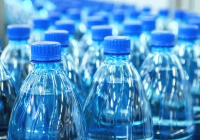 Ci sono 90mila buone ragioni per non bere più dalle bottiglie di plastica