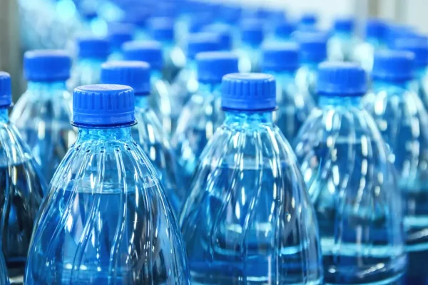 Ci sono 90mila buone ragioni per non bere più dalle bottiglie di plastica