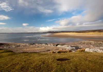 Il mistero delle centinaia di scarpe vittoriane che sono state ritrovate su una spiaggia del Regno Unito