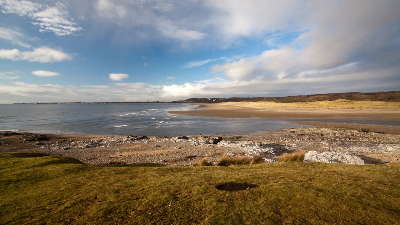 Il mistero delle centinaia di scarpe vittoriane che sono state ritrovate su una spiaggia del Regno Unito