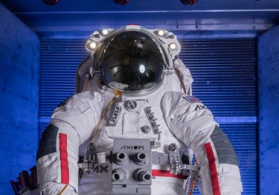 Le tute spaziali AxEMU di Axiom Space per Artemis III hanno superato la revisione tecnica, ora tocca alla NASA