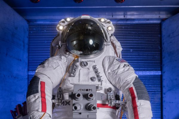 Le tute spaziali AxEMU di Axiom Space per Artemis III hanno superato la revisione tecnica, ora tocca alla NASA